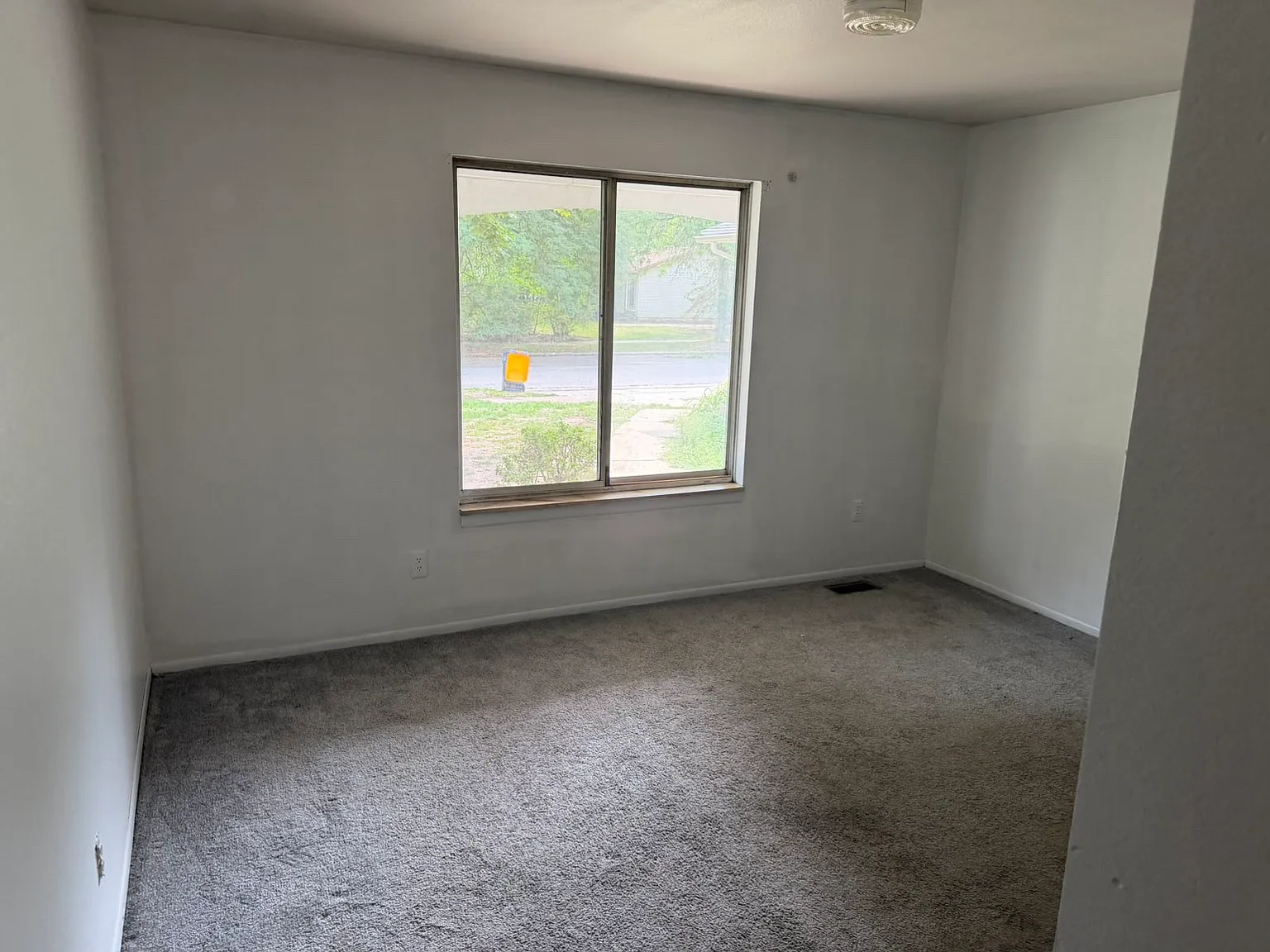 4 bed, 1600 sqft, $2,100 — Photo 2