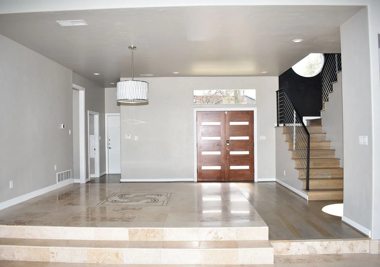 Modern home with pool in Arlington — Photo 3