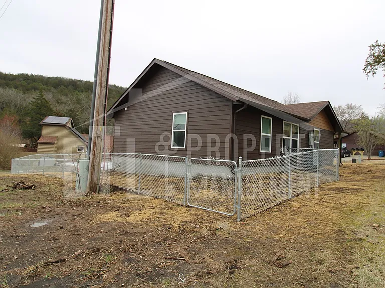 300 Valley Stream Cir — Photo 2