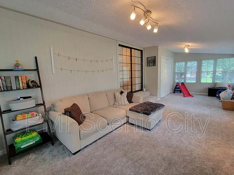 709 James Ave — Photo 18