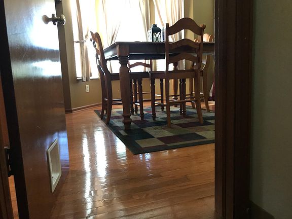 3rd image of 1480 Valley Dr
