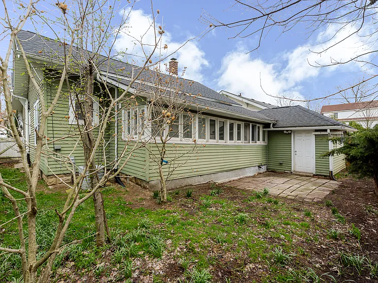 306 Brown St — Photo 17