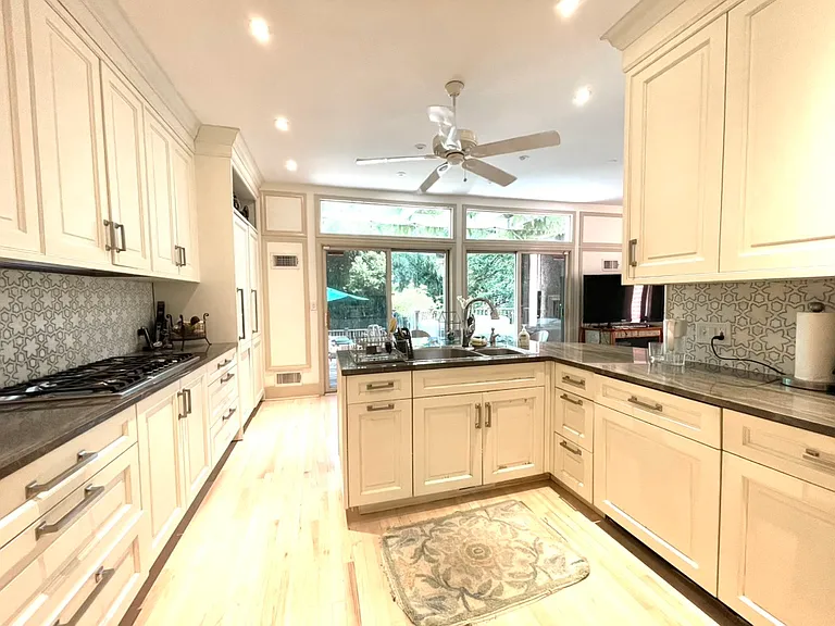 3230 Highland Pl NW — Photo 10