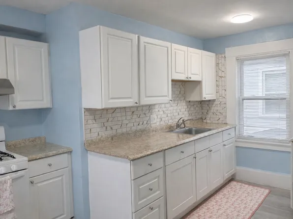 405 Lakeview Ave #2, Lowell, MA 01850