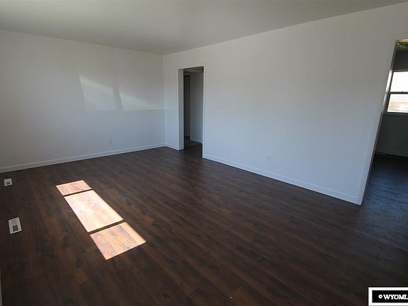 4th image of 322 Kinnikinnick Dr