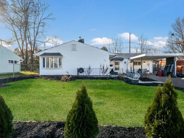 35 Daffodil Ln, Levittown, PA 19055