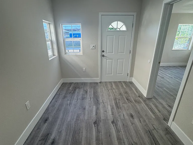 4417 V St — Photo 3