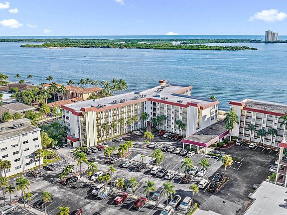 3rd image of 105 Paradise Harbour Blvd APT 201