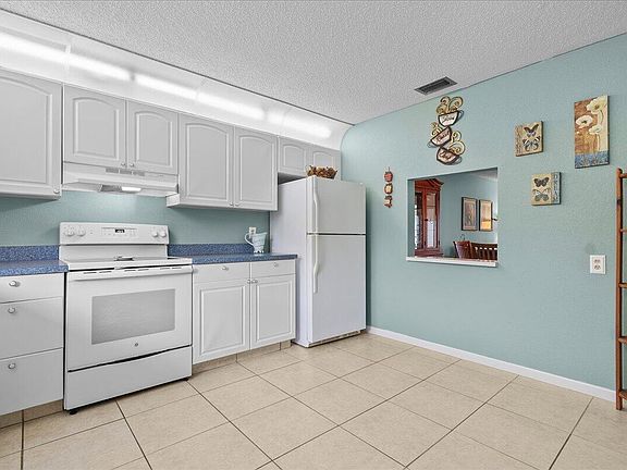 2nd image of 892 WORCESTER Lane #B