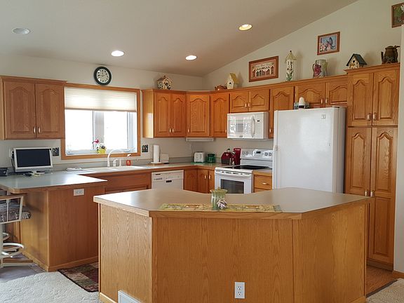 Open Bright Kitchen w/Island