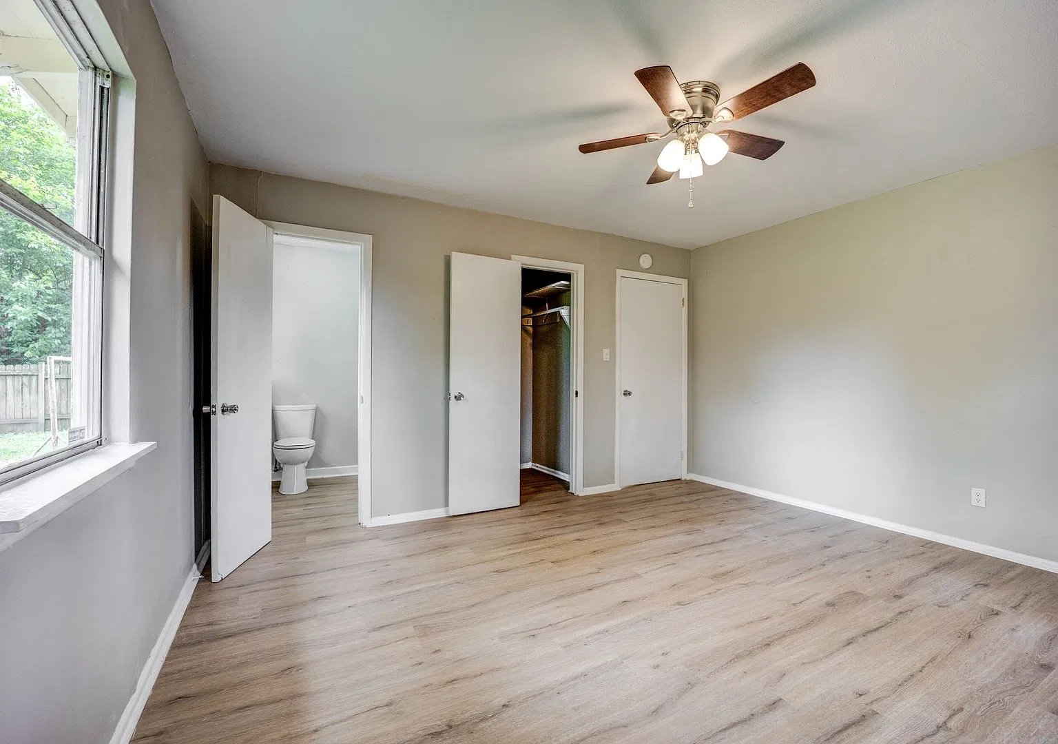 Free Month Rent! Freshly Updated 3 Bedroom House — Photo 4
