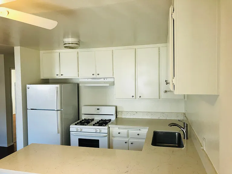 4942 Maplewood Ave #105 — Photo 4