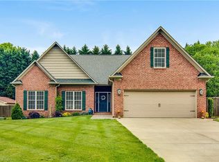 6213 Coltrane Dr, Kernersville, NC 27284