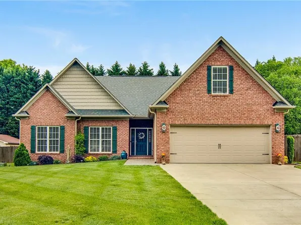 6213 Coltrane Dr, Kernersville, NC 27284