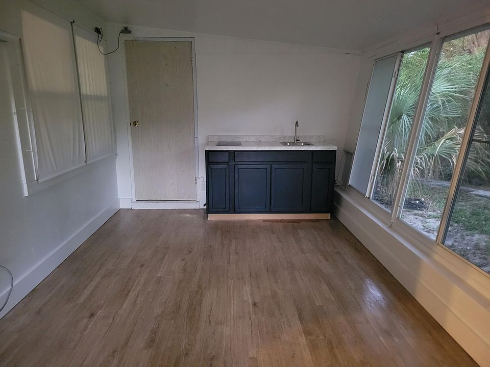 1st image of 49 Dahlia Dr