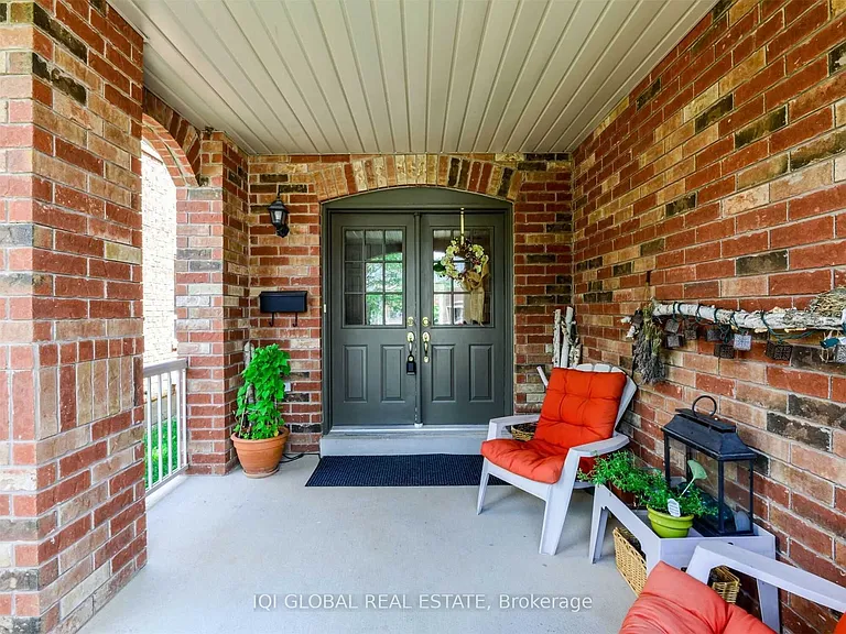 196 Featherstone Rd N — Photo 4