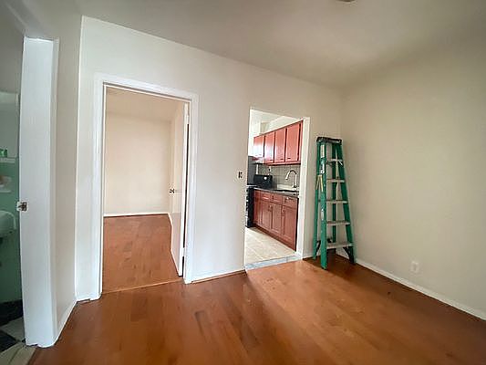 5th image of 2567 44th St #2
