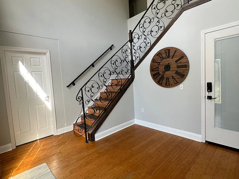 1041 Mayflower Ave — Photo 2