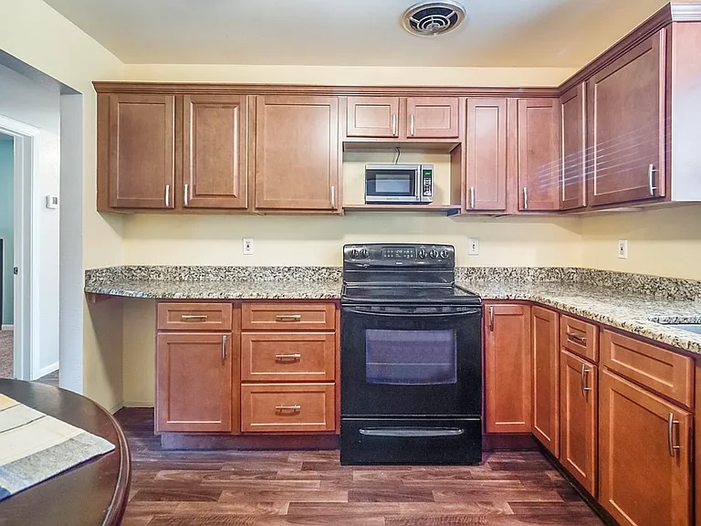 304 Temple Dr — Photo 5
