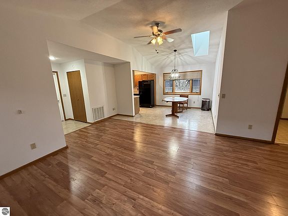 3rd image of 2154 Hammond Pl W