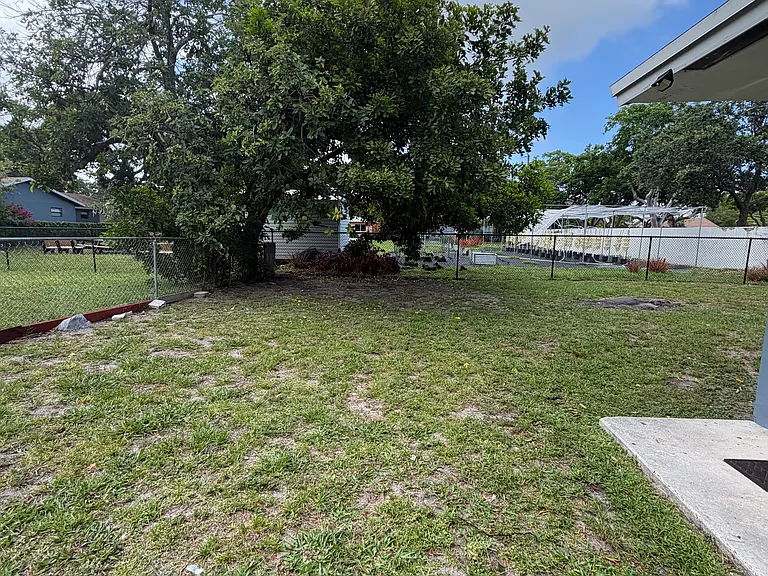 18 SW 10th St #B — Photo 2