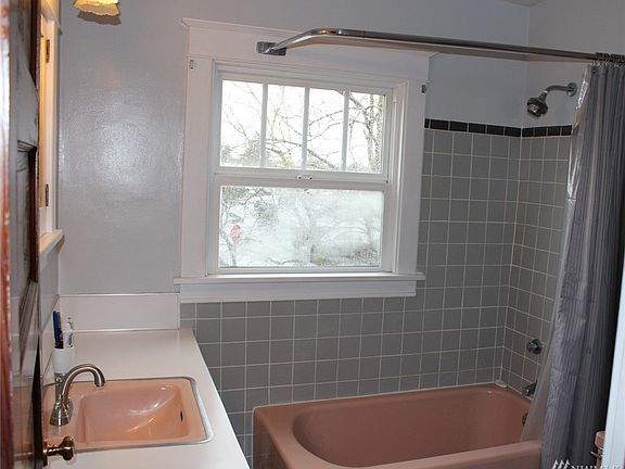 4th image of 1617 Division Ave APT 1