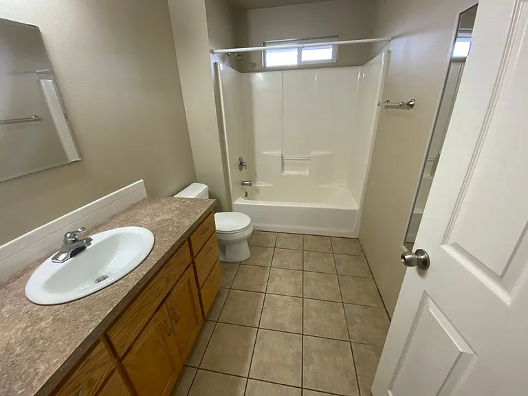 large 3 Bedroom 2.5 Bath Springfield duplex — Photo 9