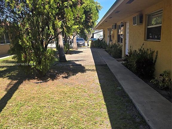 2nd image of 208 SW 1st Ct