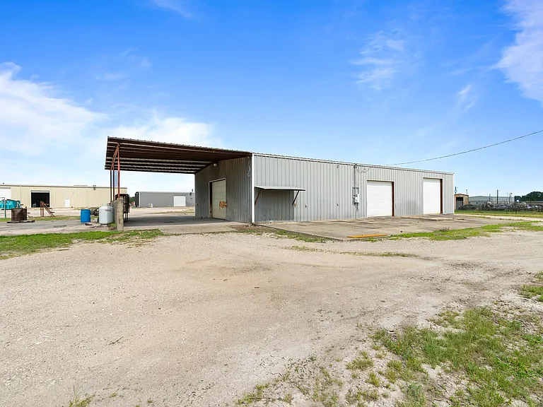 2404 S US Highway 281 #1 — Photo 28