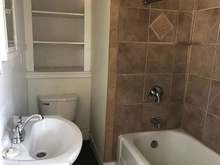625 E Burlington St — Photo 12