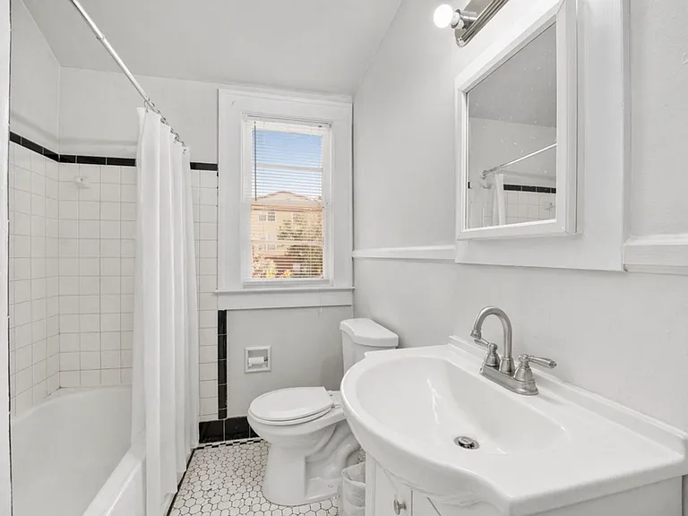 949 SW 13th St — Photo 12