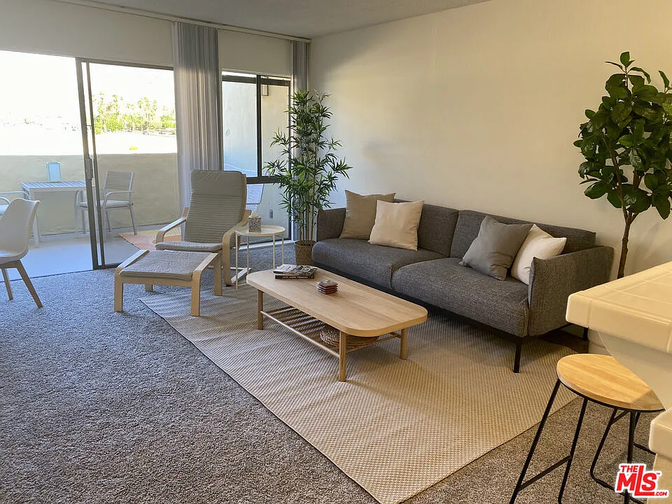 1 bed, 1.0 bath, 755 sqft, $1,950 — Photo 2