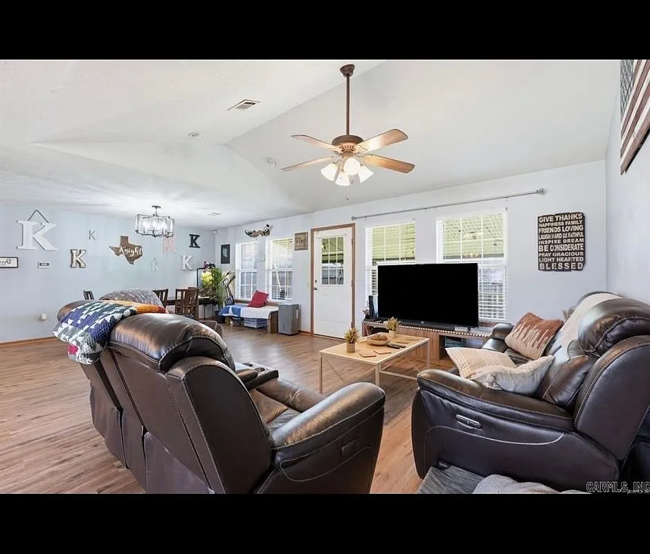 3 bed, 2.0 bath, 1707 sqft, $2,100 — Photo 4
