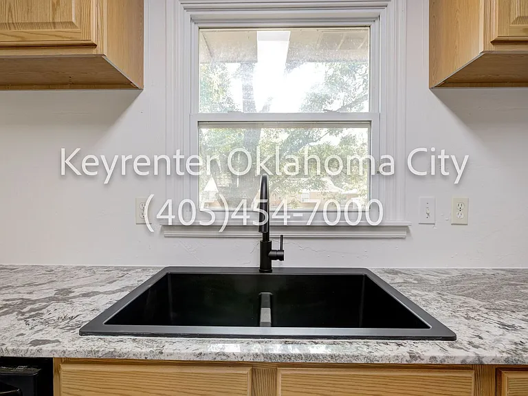 1520 Rowena Ln — Photo 10