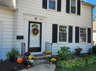 1202 James St, Geneva, IL 60134