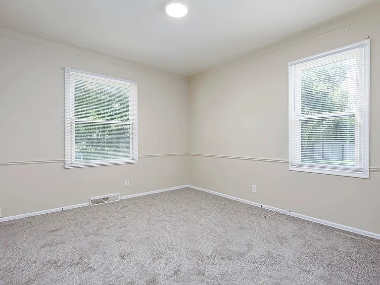 25539 Packard St — Photo 27