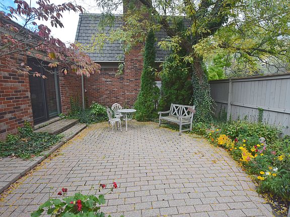 4th image of 977 Stratford Ln #1