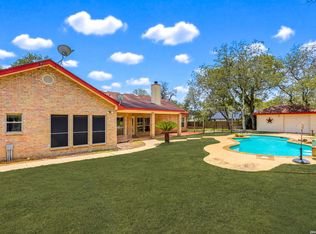 1220 Country View Dr, La Vernia, TX 78121