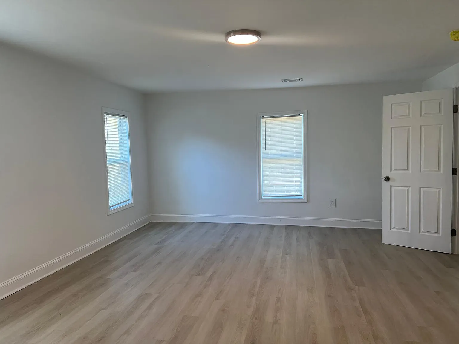 5 bed, 3.5 bath, 2848 sqft, $3,200 — Photo 2