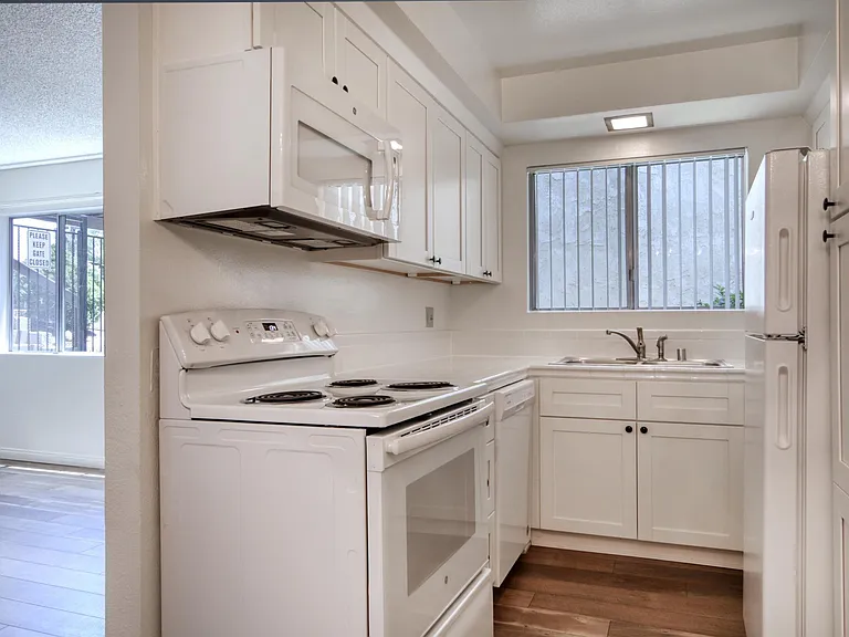 60 N Laurel St — Photo 9