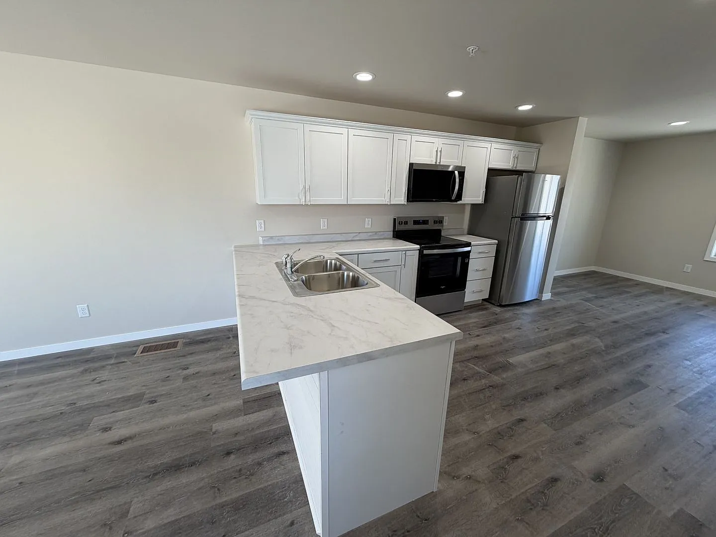 205 Maxon — Photo 3
