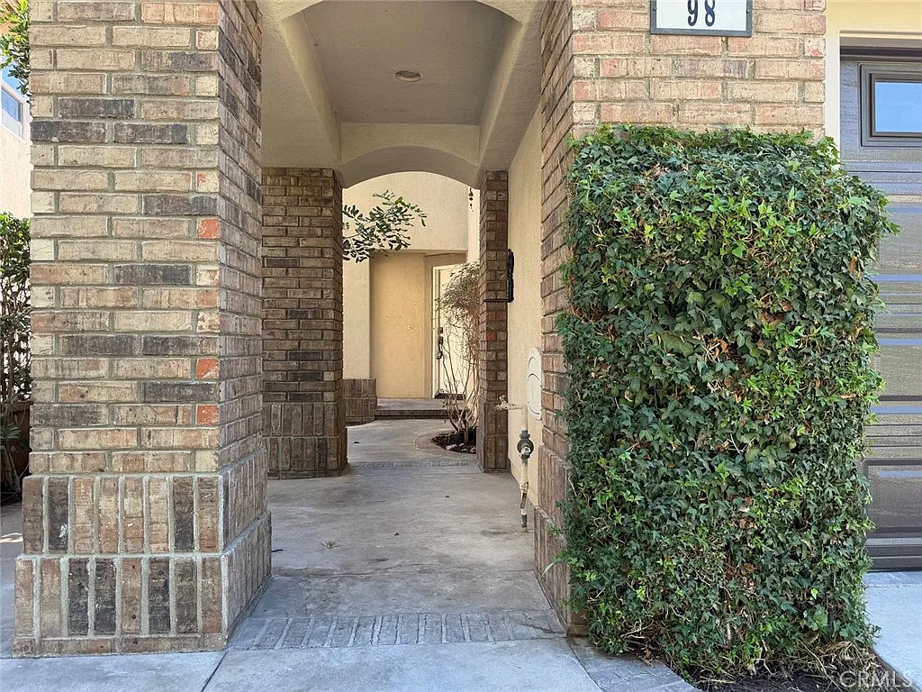 4 bed, 2122 sqft, $5,700 — Photo 2