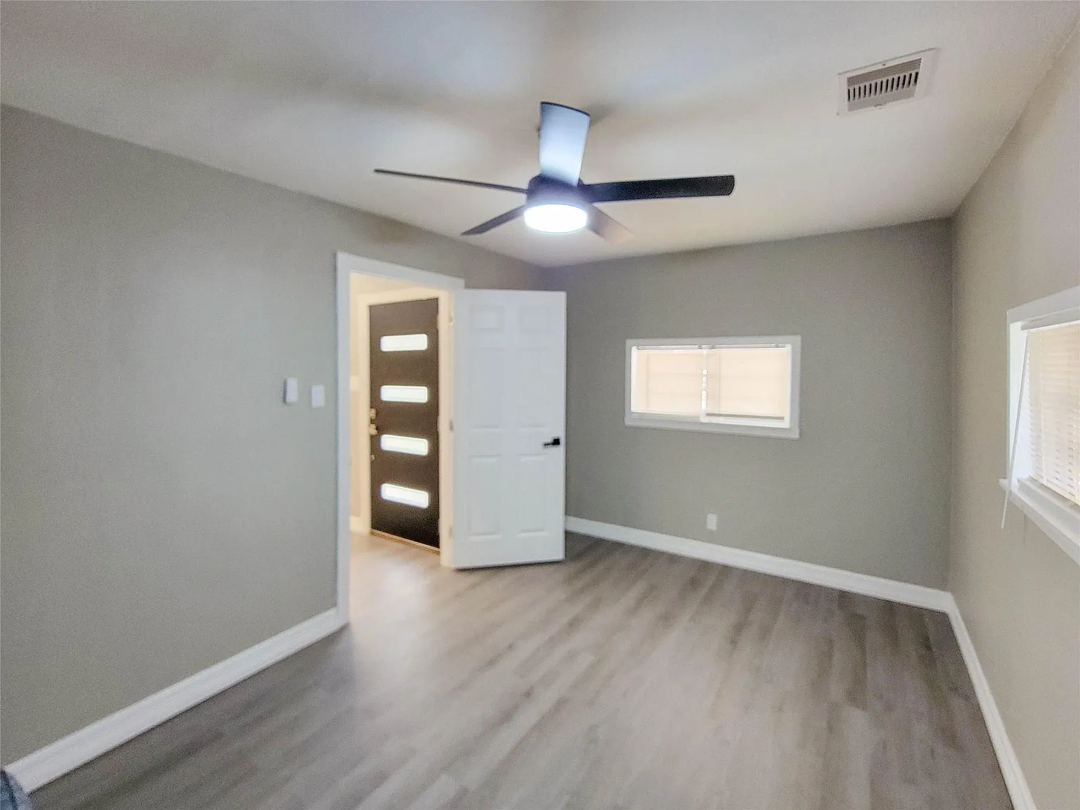 3 bed, 1.0 bath, 1500 sqft, $1,700 — Photo 2