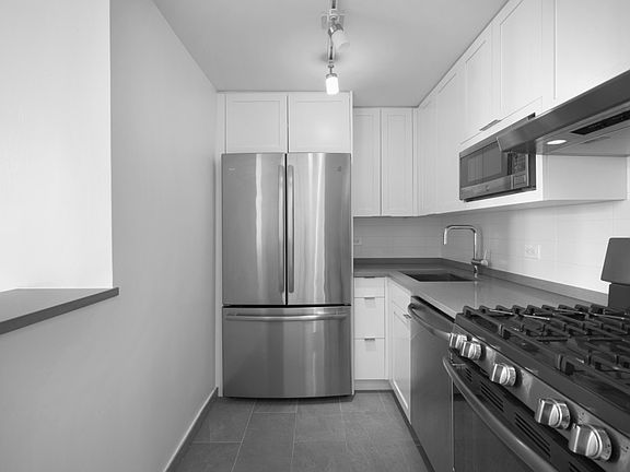 5th image of 124 W 60th St APT 44B