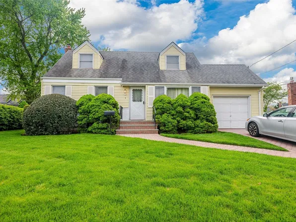 9 Frances Lane, Massapequa Park, NY 11762