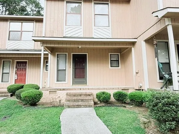 1220 N Forest Dr, Fayetteville, NC 28303