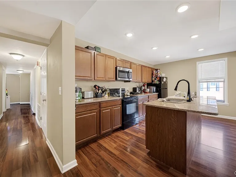 447 E Washington St — Photo 8