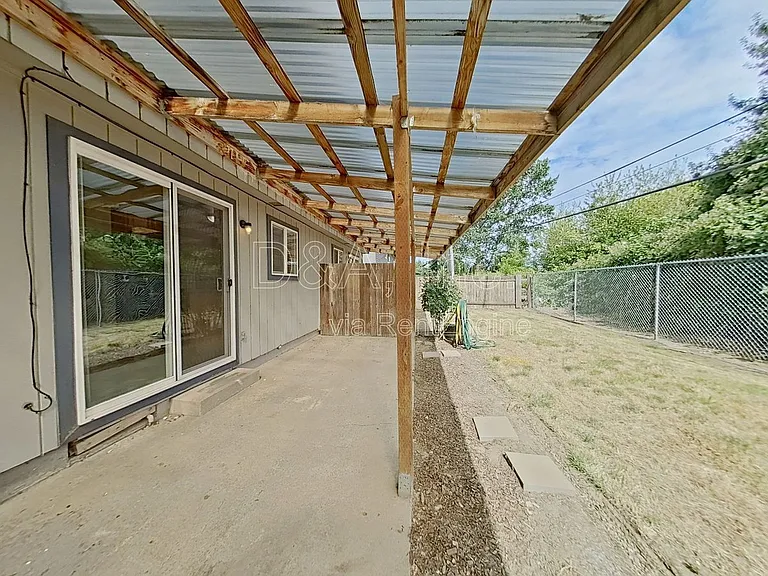 138 NE Conifer Blvd #6 — Photo 14