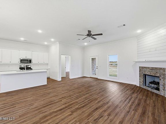 4th image of 451 Baleigh Way