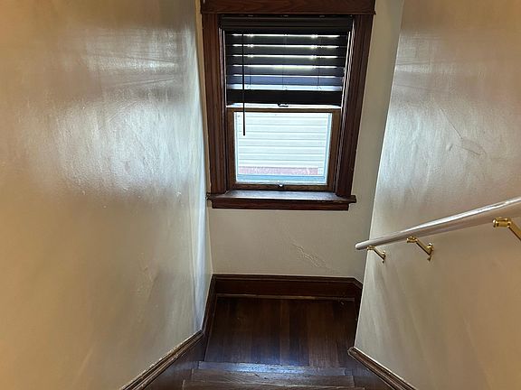 4th image of 15 E Granger St